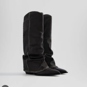 Vadhöga boots Svart  - Mycket bra skick, använt två gånger. Säljer dem då de sitter lite tajt på mig som normalt bär 38.5.  Storlek UK 5 / EU 38. (Säljer även samma skor/storlek i Denim 🩵)