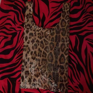 Leopard fest topp - Skitsnygg fest tröja/topp från Forever 21 med paljetter och leopardprint❤️🙏🙏 skitsnygg med typ svart kjol till. 