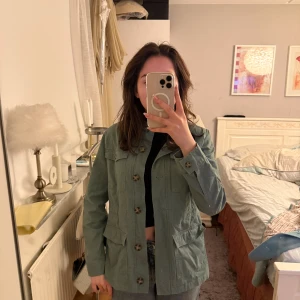 Grön jacka från St. John's Bay - Säljer en grön jacka från St. John's Bay i storlek S. 💚