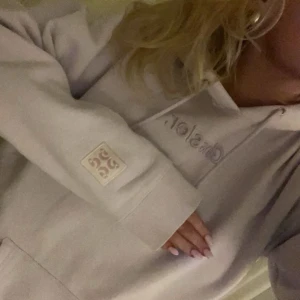 Glossier hoodie - Limited edition embroidered lavender hoodie ifrån glossier! Superfin och går inte längre att få tag på. Är i strlk L men skulle passa mindre. Säljs då den knappt kommit till användning! 💓