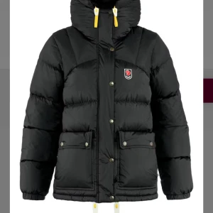 Svart dunjacka från Fjällräven - Snygg svart dunjacka från Fjällräven. Skriv om du har några frågor eller likande🩷Vid köp där jag måste frakta jackan är jag tydlig med att jag inte står för postens slarv osv och köpt är alltid köpt!