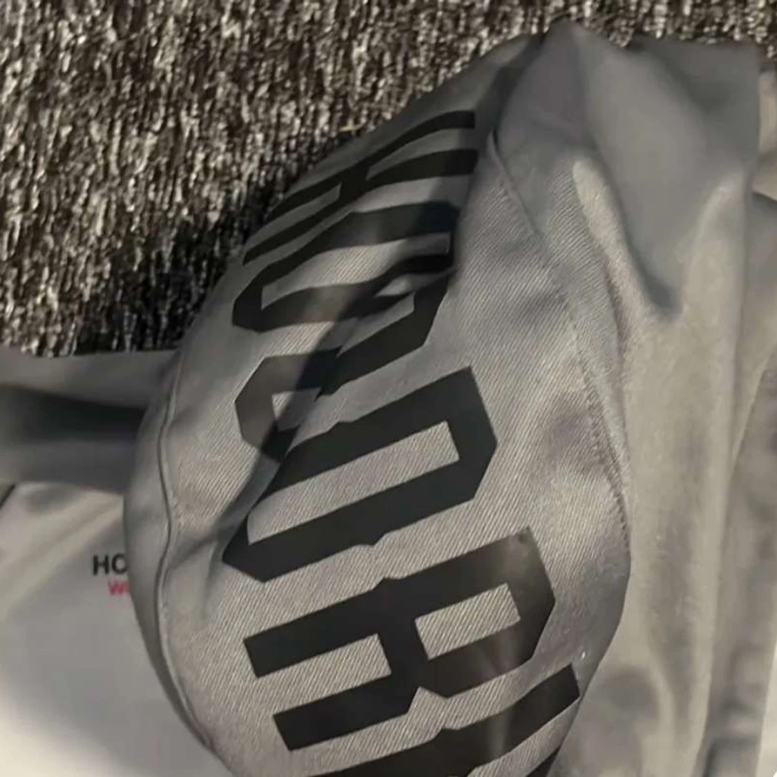 Grå och vit hoodie från Hoodrich - 2