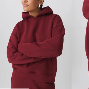 Vinröd hoodie - Säljer en mysig vinröd hoodie med en klassisk design. Den har en rymlig passform och en praktisk huva. Perfekt för en avslappnad stil. 