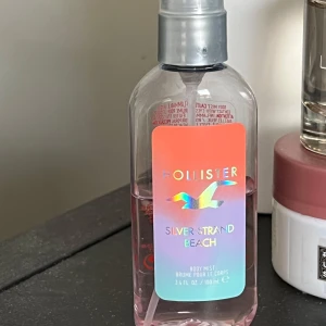Silver Strand Beach Body Mist från Hollister - Fräsch body mist från Hollister med doften Silver Strand Beach. Flaskan är genomskinlig med en holografisk etikett och innehåller 100 ml. Perfekt för en uppfriskande känsla. Halva flaskan kvar