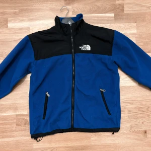 Blå och svart fleecejacka från The North Face - Säljer en blå och svart fleecejacka från The North Face Summit Series. 