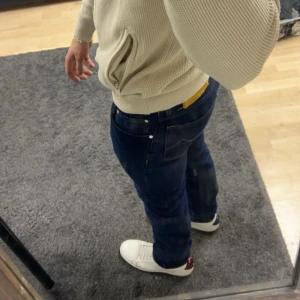 Mörkblå jeans från Jacob Cohen - Snygga mörkblå jeans från Jacob Cohen, style 622 i Strl 31.  Perfekta för en stilren look. 