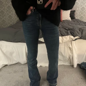 Blå jeansbyxor - Snygga blå jeansbyxor med en klassisk design. De har en hög midja och en straight passform som ger en tidlös look. Perfekta för en avslappnad stil.