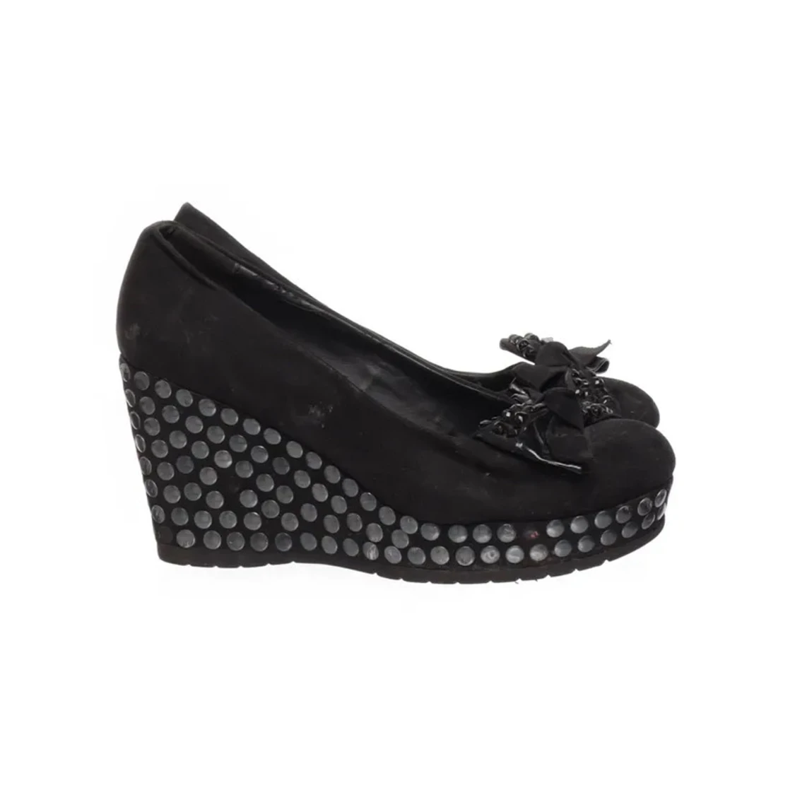 Svarta kilklackar med rosett