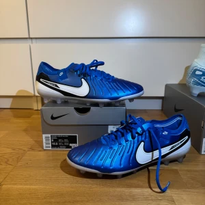 NIKE TIEMPO LEGEND 10 ELITE AG-PRO MAD AMBITION - SVART/VIT - Helt nya oanvända Tiempos, med box och allt med. Storlek 42,5. Pris kan diskuteras 