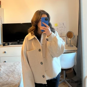 Beige kappa - Säljer denna superfina kappan från NAKD som inte kommer till användning längre❣️så fin nu till våren och sen sommaren! Har en oversized fit