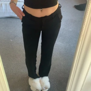 Lågmidjade kostymbyxor  - Super fina kostymbyxor som ej passar mig,från vero Moda och nypris är 499,inga synliga defekter alls,knappt använda. Hör av dig vid frågor eller om du vill ha fler bilder. Kan diskutera pris vid snabb affär 