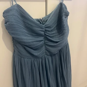 Blå långklänning - Blå midi klänning från zara. Den är utan band, alltså tub överdel. Aldrig använd, nyskick 
