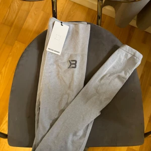 Grå leggings från Better Bodies - Snygga grå leggings från Better Bodies med hög midja. Perfekta för träning med en tight passform som ger bra stöd. Materialet är mjukt och stretchigt för maximal komfort. Helt oanvända!