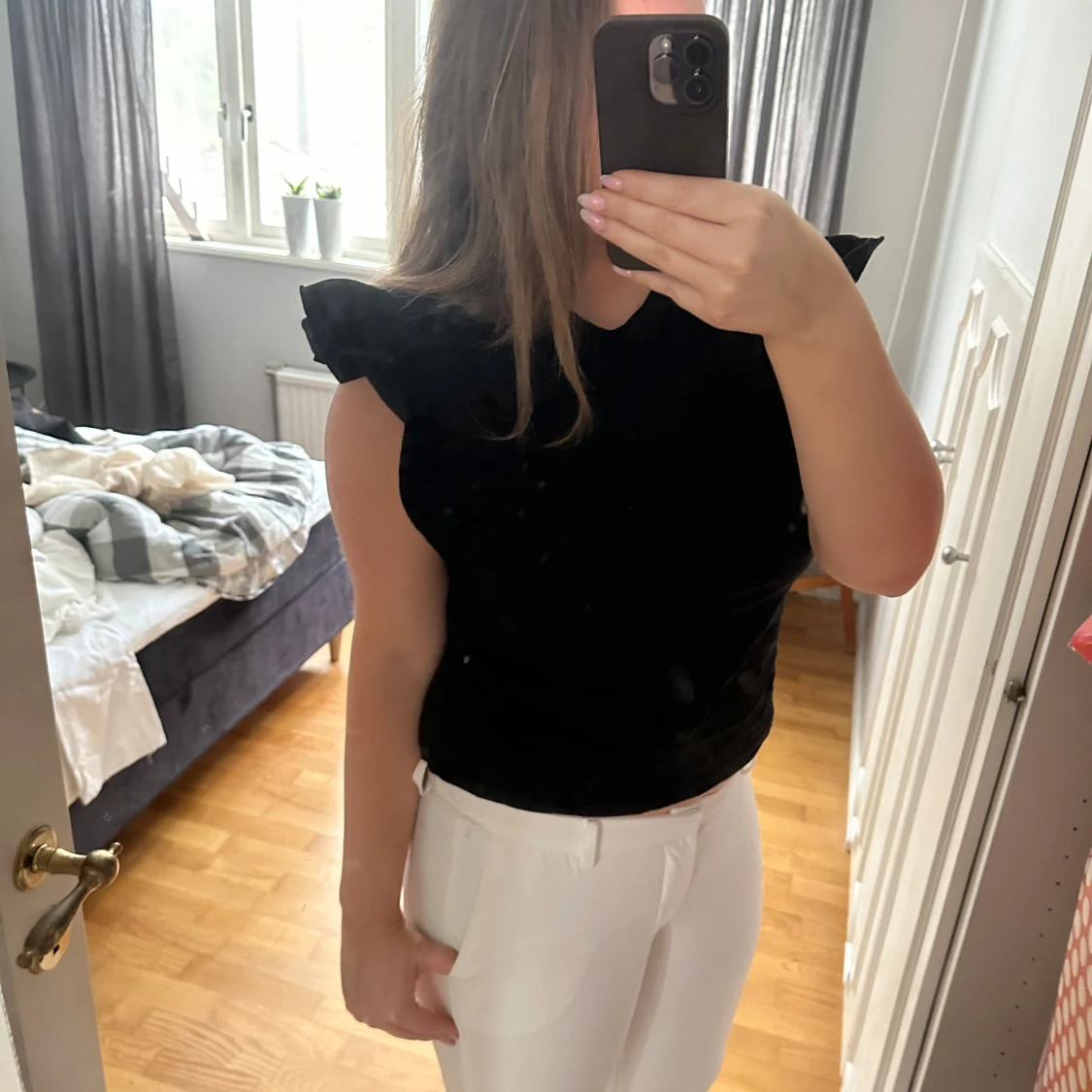 Svart topp med volangärmar - 1