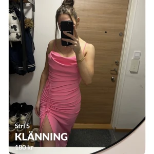 Rosa klänning med drapering - Säljer en snygg rosa klänning med smala axelband och draperad framsida. Klänningen har en slits och knytning som ger en extra touch. Perfekt för en kväll ute eller en speciell tillställning. 💖