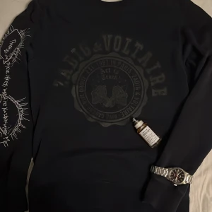 Zadig&Voltaire Crewneck - Tjena,säljer denna riktigt snygga Zadig&Voltaire crewnecken. Tröjan är riktigt snygg och är i ett bra skick.Tveka ej på att höra av dig.