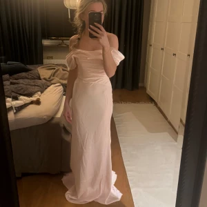 Ljusrosa axelbandslös långklänning - Säljer min ljurosa balklänning från ASOS, endast provad, prislapp kvar, säljes då jag missade att skicka tillbaka! ☺️