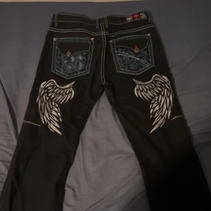 Y2k jeans vingar  - Unika svarta jeans med broderade. Perfekt för dig som vill sticka ut!