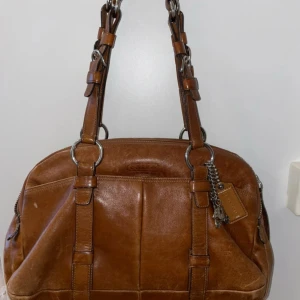 Coach vintage brun väska  - Bra skick behövs bara att rengöra den inne i väskan annars är allt bra med den. Vet inte exakta original priset men säljer den för 3400kr eftersom den är äkta!