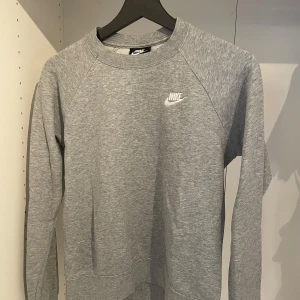 Nike sweatshirt - Fin grå sweatshirt från Nike i det lite tunnare tyget. Jätte skön och i väldigt fint skick och bara använd ett fåtal gånger!