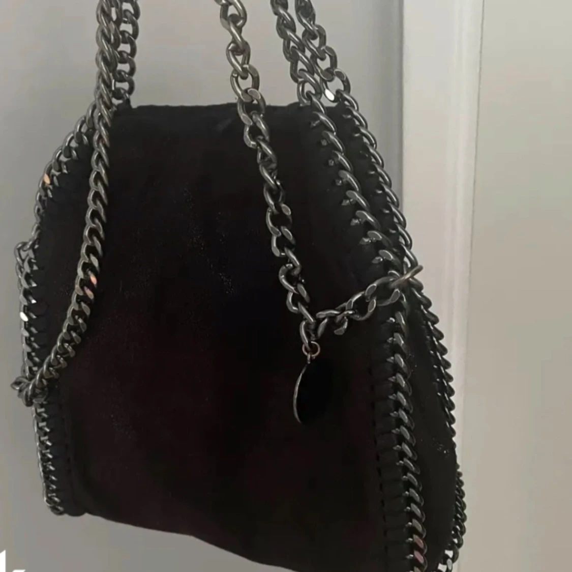 Svart axelväska med kedjedetaljer - 2