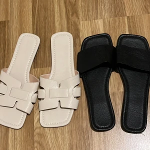 2 par tofflor - Säljer dessa 2 par tofflor då de inte passar mig längre🩷De beiga är inte använda och de svarta endast 2 gånger