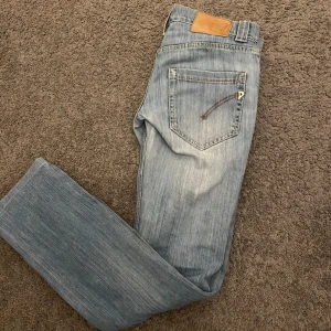 Dondup jeans - Shyysta dondup jeans, han på bilden är runt 170, stlk w28 L32. Skick 8/10. Skriv ifall du har någon fundering.