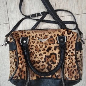 Zadig & voltaire sunny - Ascool väska från zadig i modellen sunny storlek xs! Unikt och limited edition mönster i leopard! Rätt sliten på baksidan men annars toppenskick! Pris går att doskutera☺️