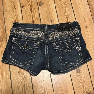 Lågmidjade miss me shorts  - Så snygga miss me jeans i storlek 26 och de är i jätte fint skick.  Midjemåttet är 26 cm tvärs över. 