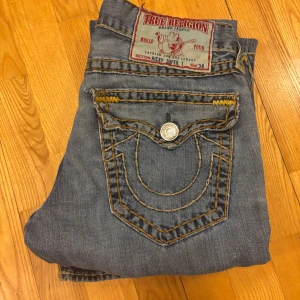 True Religion Jeans Ricky super T - Asfeta true religion jeans med snygg stitching. Skicka skicka dm ifall minsta fundering. Pris går att diskuteras! 📲💬