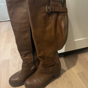 Bruna stövlar - Snygga bruna stövlar i skinn (ej äkta) med dragkedja och spänne som detalj.  Fina en utekväll me kort kjol eller om du bara vill vara vardagsfin!🤎🧸