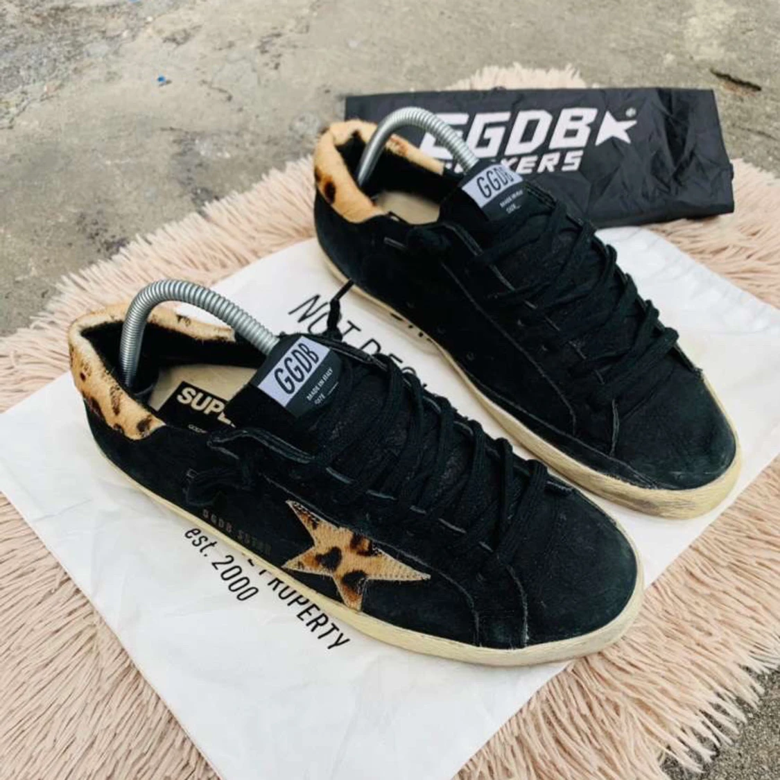 Svarta sneakers med leoparddetaljer från GGDB - 3