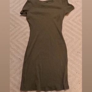 Olivgrön ribbad klänning från Shein - Säljer en olivgrön ribbad klänning från Shein i storlek XS. Jag har använt den en gång! 💫