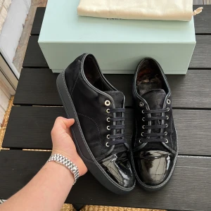 Lanvins STEAL‼️ - Säljer dessa riktigt snygga lanvins. Marinblåa! Size uk10 vilket motsvarar 44-45! Innersulan är 29cm. Skick 7/10. Slihen vänster häl. Hör av dig vid minsta fundering👋🏾