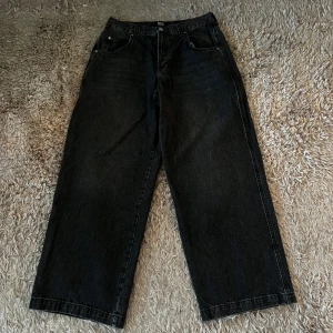 Jeans BDG Urban Outfitters  - Gråa jeans från BDG Urban Outfitters med en avslappnad passform. Knappt använda i väldigt bra skick. Säljs då de inte kommer till användning. Skriv vid frågor!