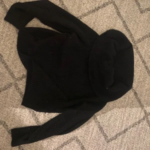 Svart stickad offshoulder tröja - Snygg svart stickad tröja med offshoulder-design💞Från H&M 