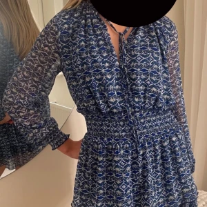 Blå mönstrad klänning - Klänning från Zara. Mycket bra skick, aldrig använd. 
