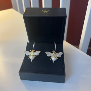 Maria Nilsdotter örhängen - Säljer mina unika Hornet Earrings, som är i nyskick. Säljs inte längre, nypris ligger på 2995kr/örhänge. Medföljer med box osv❤️