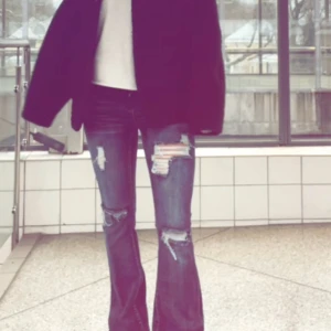 Jeans med revor  - Jätte snygga jeans som inte kommit till användning, köpt här på Plick för 650💕💕