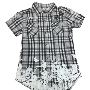 Rutig kortärmad skjorta med detaljer - Snygg rutig skjorta i svart och grått med korta ärmar från Raw Blue. Skjortan har coola tryck och broderade detaljer samt knappar och rhinestones.