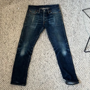 Ralph lauren jeans - sällsynta mörkblåa ralph lauren jeans med coola slitningar i strlk 30/32. Aldrig använda av mig innan då de var för små men jag köpte de begagnade. 8/10 skick. Hör av dig vid frågor!