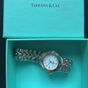 Så fin Silverklocka  - Ebel sportwave som jag har fått av min farmor och har därför inte kvitto eller tillhörande box därför är priset så lågt. Hittat annonser som säljer för 8000, vet ej nypriset. Batteriet funkar ej men går såklart att fixa. 