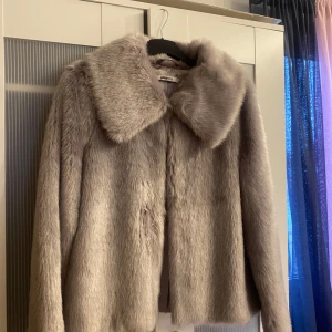 pälsjacka från Gina Tricot - Pälsjacka köpt för längesen. Trendig och bra material. Lilagrå