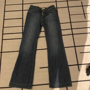 SAND Jeans - Mörkblåa SAND jeans i mycket bra skick. Mid waist, utsvängda.  Inga ”slitna delar”  Köparen betalar för frakt 💞