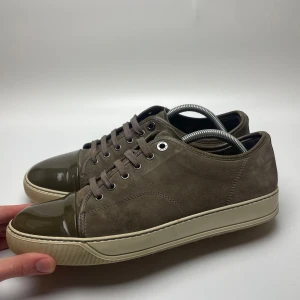 Lanvin skor - Hej! Säljer nu dessa sjukt snygga Lanvin skor. Skorna är i toppskick! Vi rekommenderar att gå ner en storlek. Har ett begränsat antal boxar och dustbag! Hör gärna av dig vid frågor 