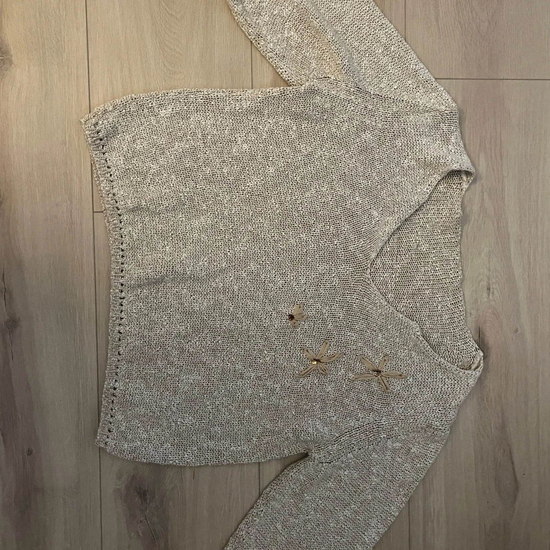 beige tröja med blommor 