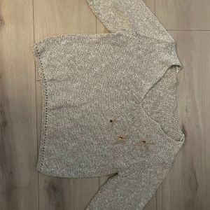 beige tröja med blommor  - beige tröja med blommor, långarmad och cropped