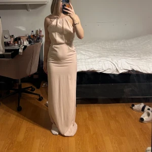 Rosa Balklänning 💗 -  En superfin ljusrosa balklänning i storlek 34-36. Fin öppning i ryggen med spets. Ursäkta för smutsig spegel!!!!!!🫣💖💖