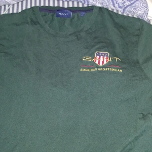 Gant t-shirt  - Nästan helt ny avänd några gånger fin grön färg som man kan matcha med det flesta storlek S