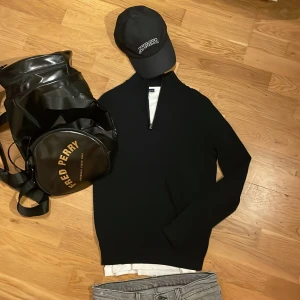 Mörkblå halvzip i merinoull - 10/10 skick. Kom privat med funderingar!